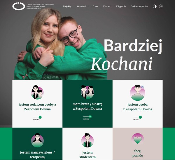 Miniatura widoku strony głównej Bardziej Kochani. Na górze strony zdjęcie przytulonej wolontariuszki do podopiecznego, poniżej kategorie tematyczne do wyboru.